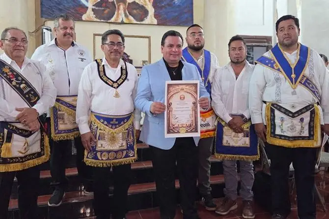 ¡Ah jijo! Los Masones reconocen el humor y la locución de Víctor Sánchez 